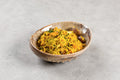 Arroz amarillo con vegetales de raíz
